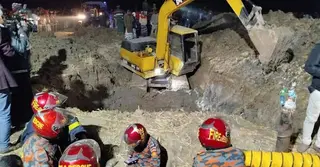 রাজশাহীতে ২০ ঘণ্টাতেও উদ্ধার হয়নি শিশুটি, অব্যাহত সুড়ঙ্গ খোঁড়ার কাজ